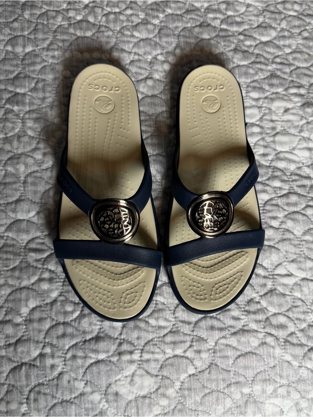 CROCS Sanrah Beveled Circle Slide Sandals, women’s size 6.